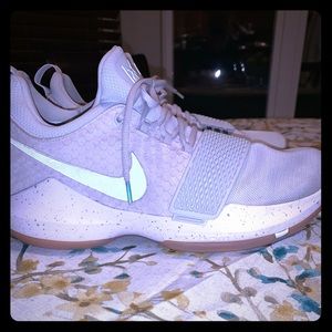 Men’s Nike PG 1s sz 11, gray/silver like color.